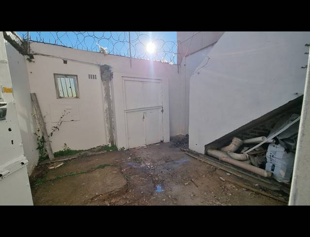 250M² BUILDING TO LET IN WOODSTOCK